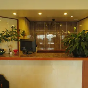 ** Hotel Queen Bee Canada